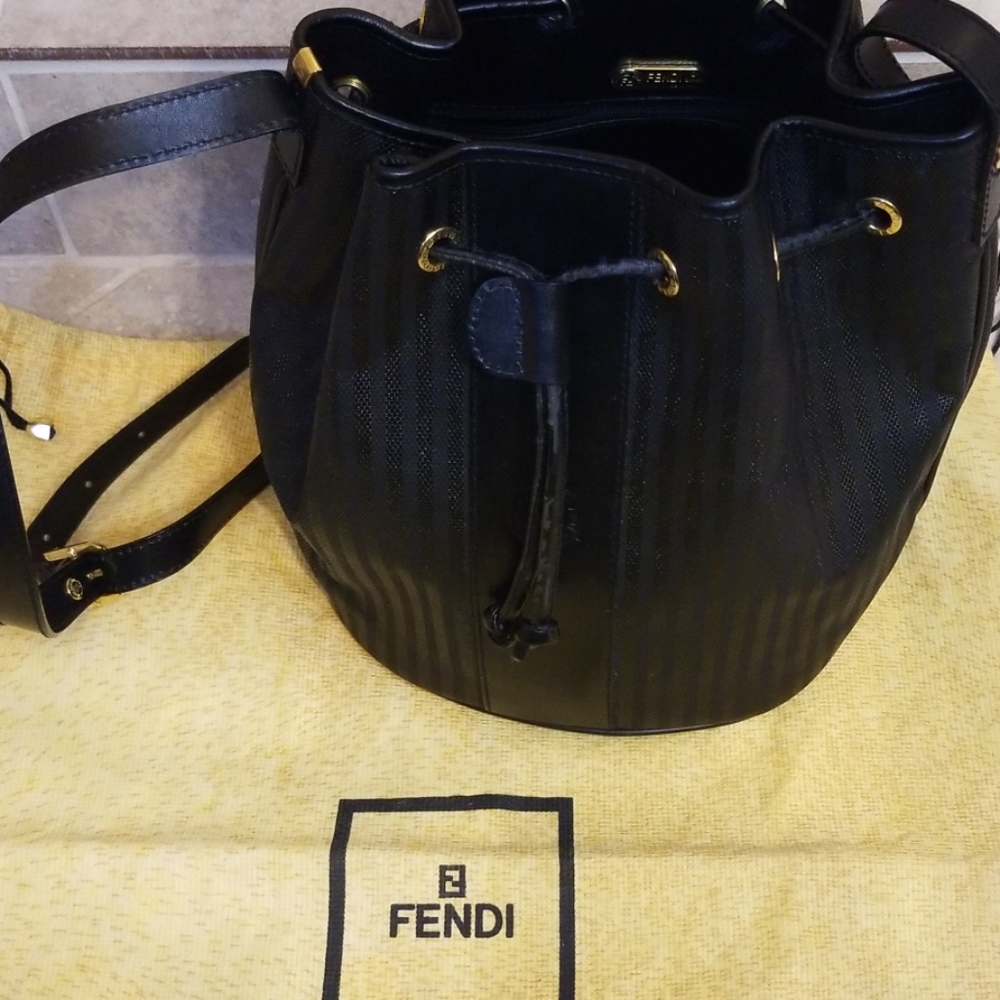 👜🌸Authentic Fendi "Vintage" Bucket Bag🌸👜